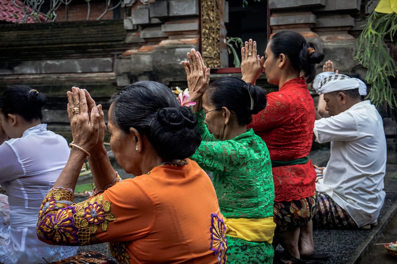 locals praying bali