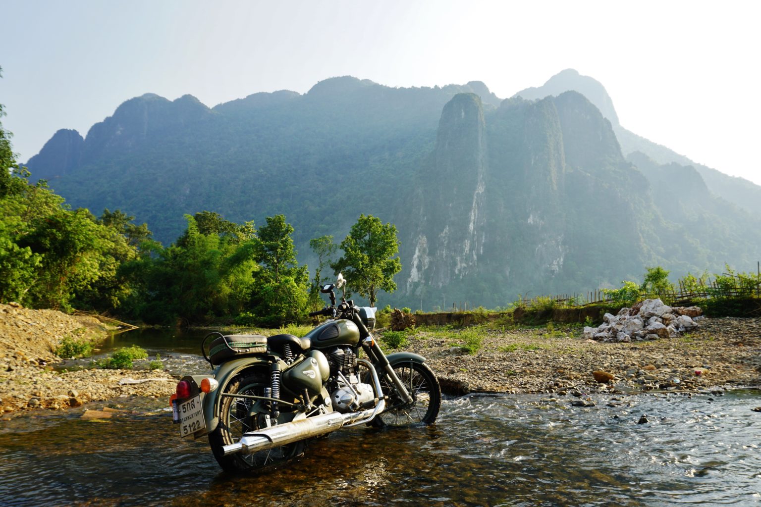 moto laos rivière